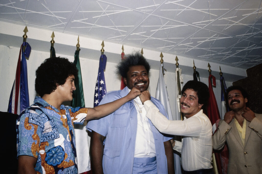 Salvador Sanchez and Wilfredo Gomez pose for photographs with promoter Don King in Mexico City in 1981