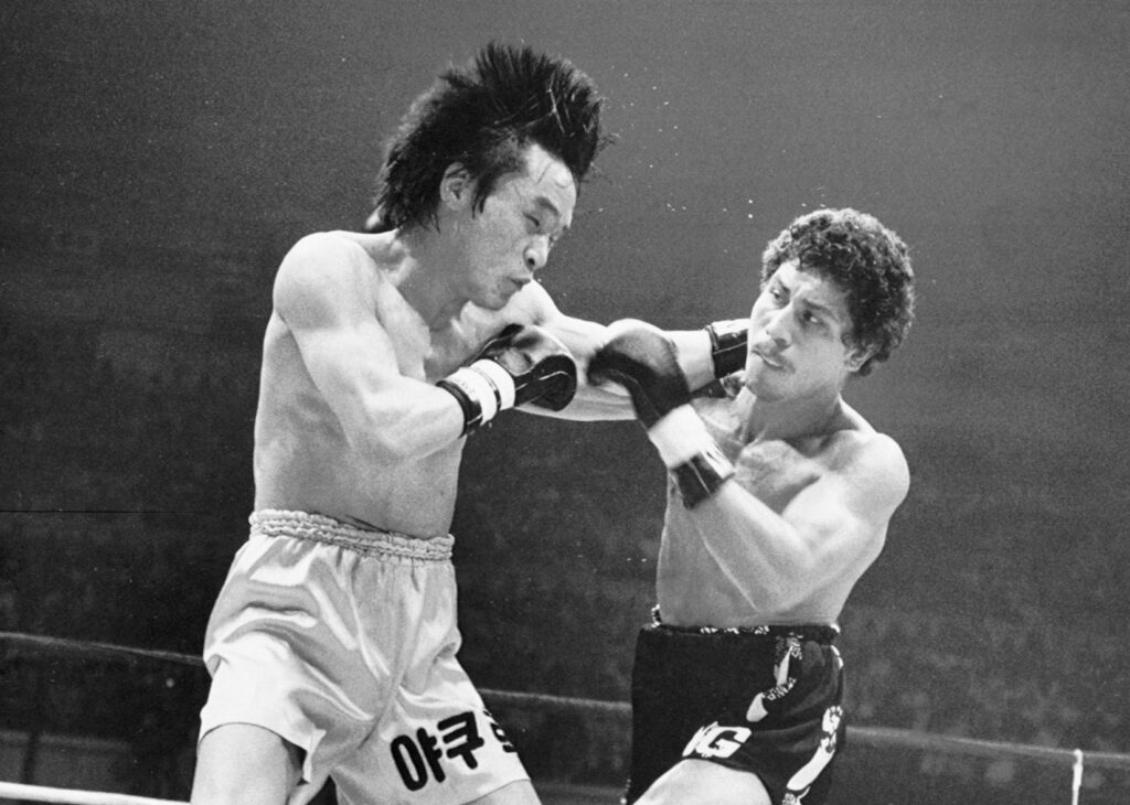 Wilfredo Gomez throws a punch at Yun Dong-kyun during their WBC super bantamweight title fight in 1977