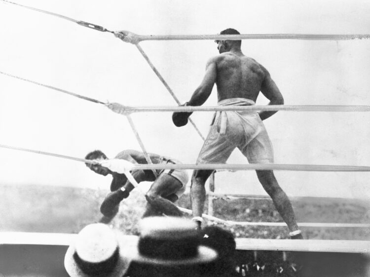 American boxer Jack Dempsey (1895 - 1983) has the French challenger Georges Carpentier (1894 - 1975) on the ropes during their World Heavyweight Ch...