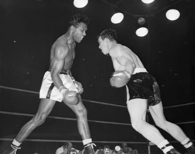 (Original Caption) 3/25/1958-Chicago, IL- Sugar Ray Robinson (R) throws a right to the head of Carmen Basilio during a late round of their middlewe...